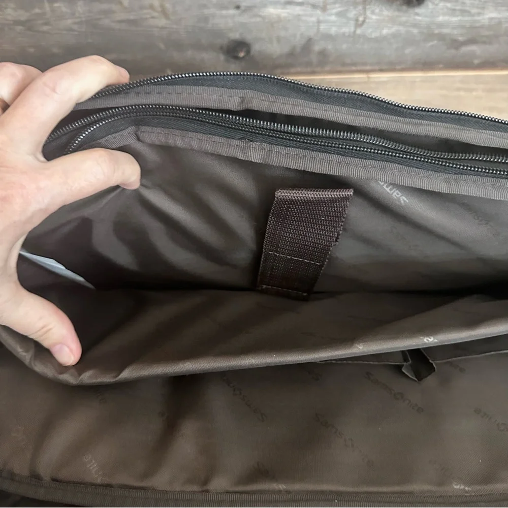 Samsonite Black Leather Flapover Business Case Double‎ Gusset Fits 15.6 Laptop
